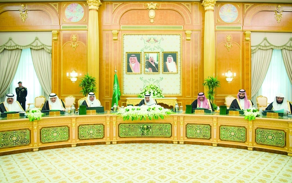 خادم الحرمين الشريفين لدى ترؤسه مجلس الوزراء في قصر اليمامة بالرياض أمس (واس)