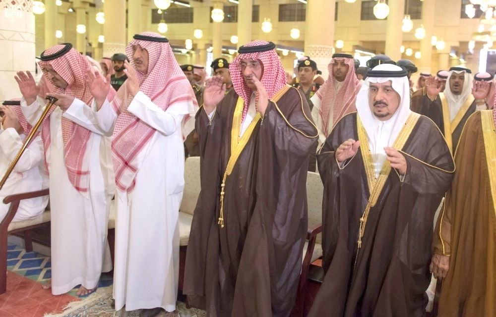 الأمير محمد بن نايف يؤدي الصلاة على الفقيدين (واس)