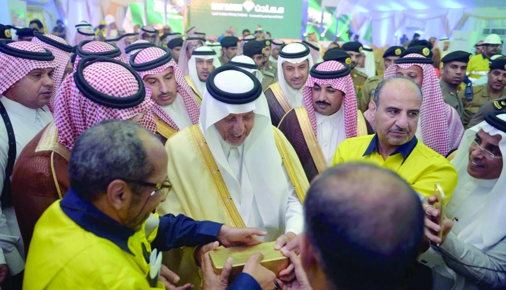 ويعاين سبيكة الذهب المصبوبة من منجم الدويحي 