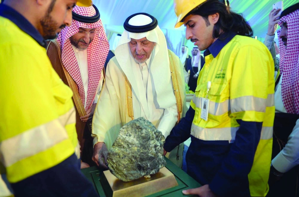 خالد الفيصل يعاين أحد الأحجار الكريمة من منجم الدويحي (مكة)
