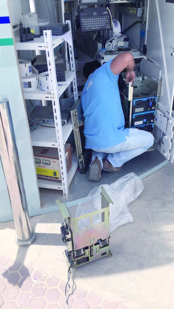 أحد الفنيين يباشر عمله بعد الحادثة (مكة)