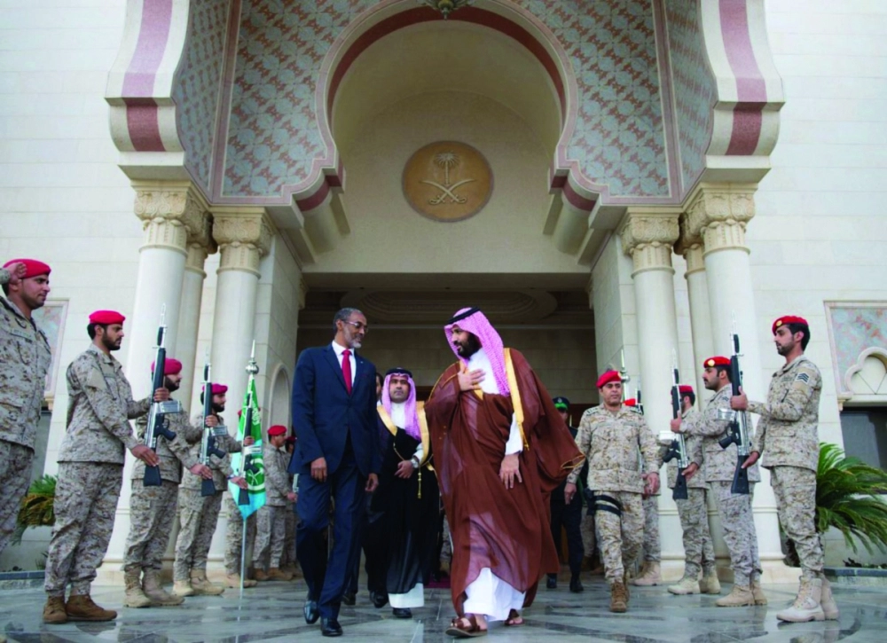 الأمير محمد بن سلمان مستقبلا علي حسن بالمعذر أمس  (واس)