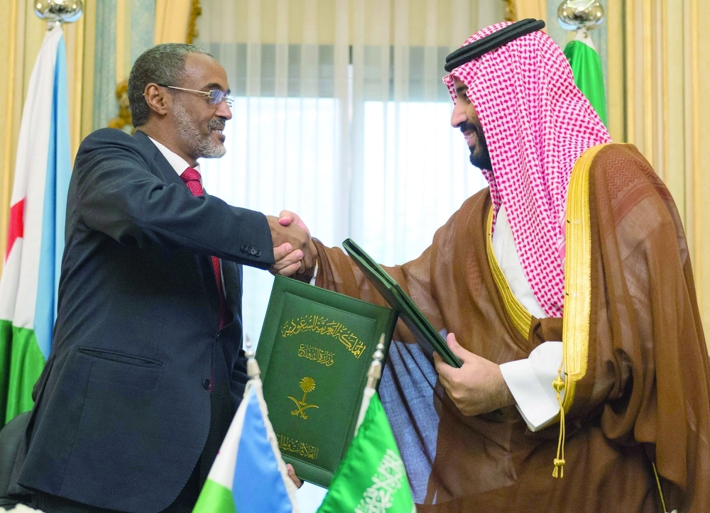 الأمير محمد بن سلمان وعلي بهدون بعد توقيع الاتفاقية                        (واس)