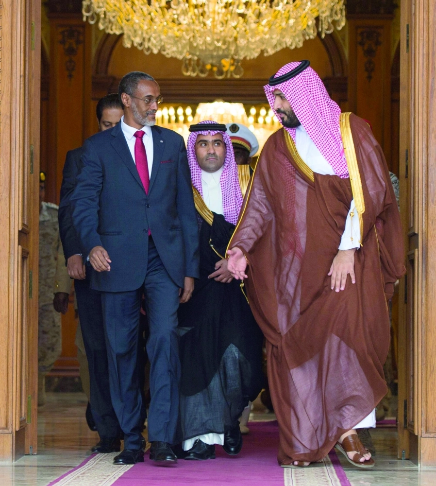 الأمير محمد بن سلمان مستقبلا علي حسن بالمعذر أمس (واس)