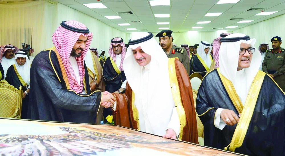 أمير تبوك ووزير الاتصالات خلال تدشين المبنى الجديد للبريد                                                                                                            (مكة)