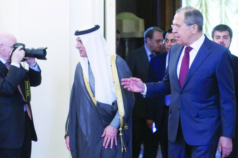 الجبير ولافروف لدى وصولهما مقر وزارة الخارجية الروسية في موسكو أمس (إ ب أ)