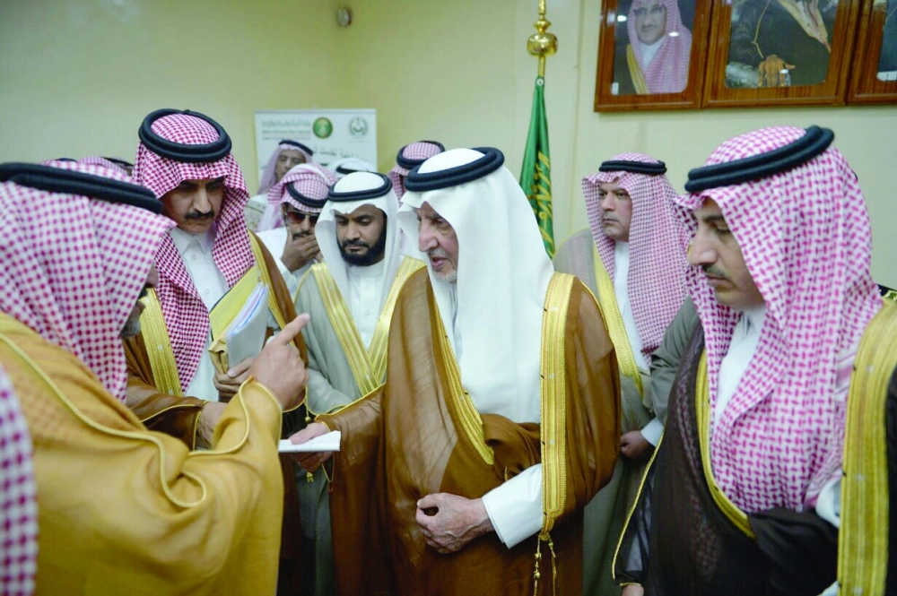 خالد الفيصل مستمعا للأهالي خلال الجولة                                                                     (مكة)