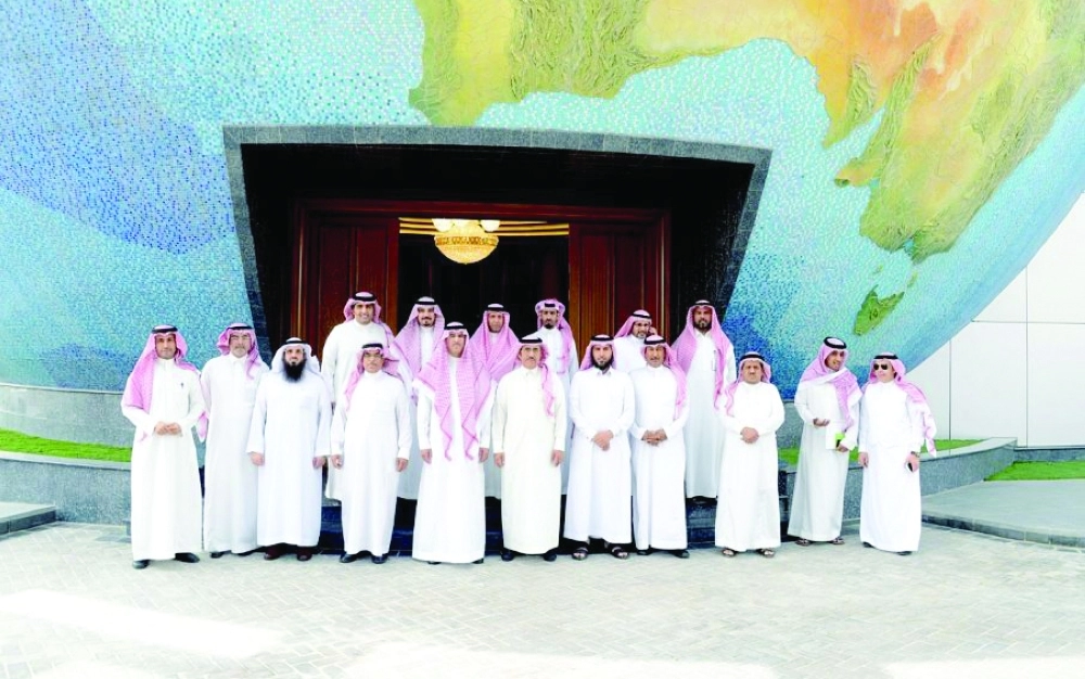 وزير الثقافة والإعلام يتوسط منسوبي وكالة الأنباء السعودية  