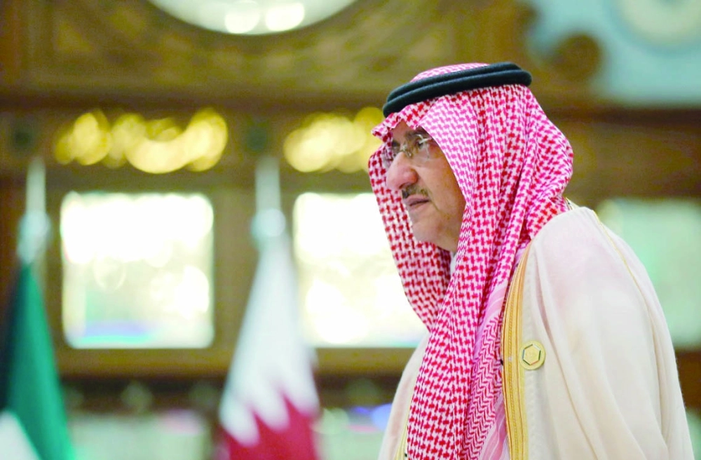 الأمير محمد بن نايف يتأهب لأخذ مكانه على منصة رئيس الاجتماع