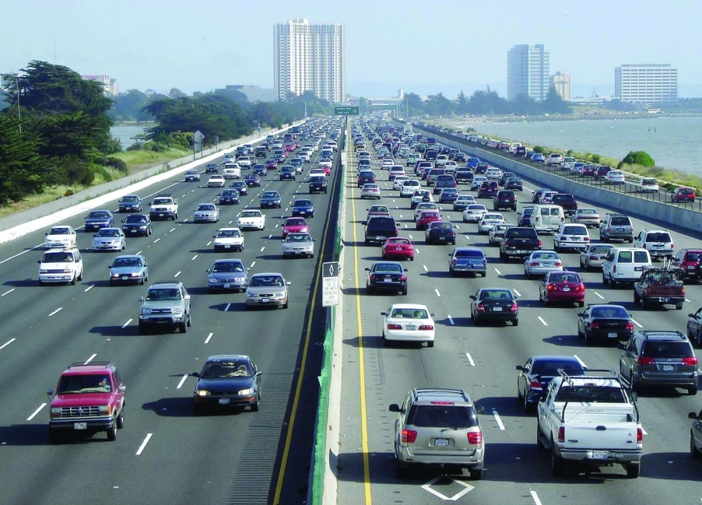 طريق مزدحم بالسيارات                                                         (مكة)