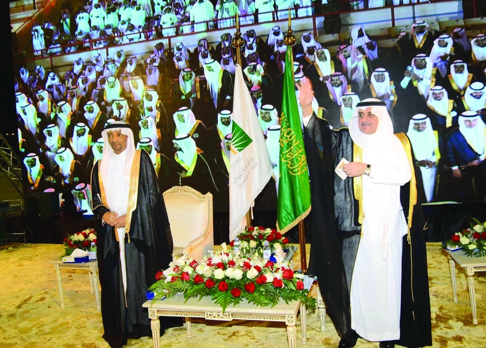 فهد بن سلطان خلال رعايته حفل تخريج طلاب وطالبات بجامعة تبوك                                (واس)
