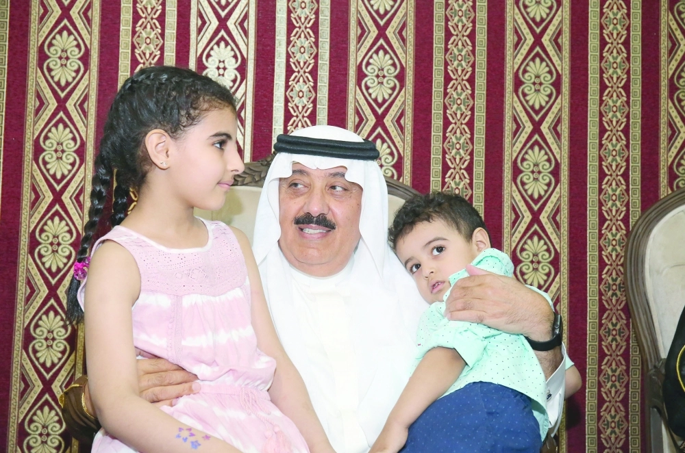 متعب بن عبدالله أثناء زيارته لأسرة الشهيد الهويريني (واس)