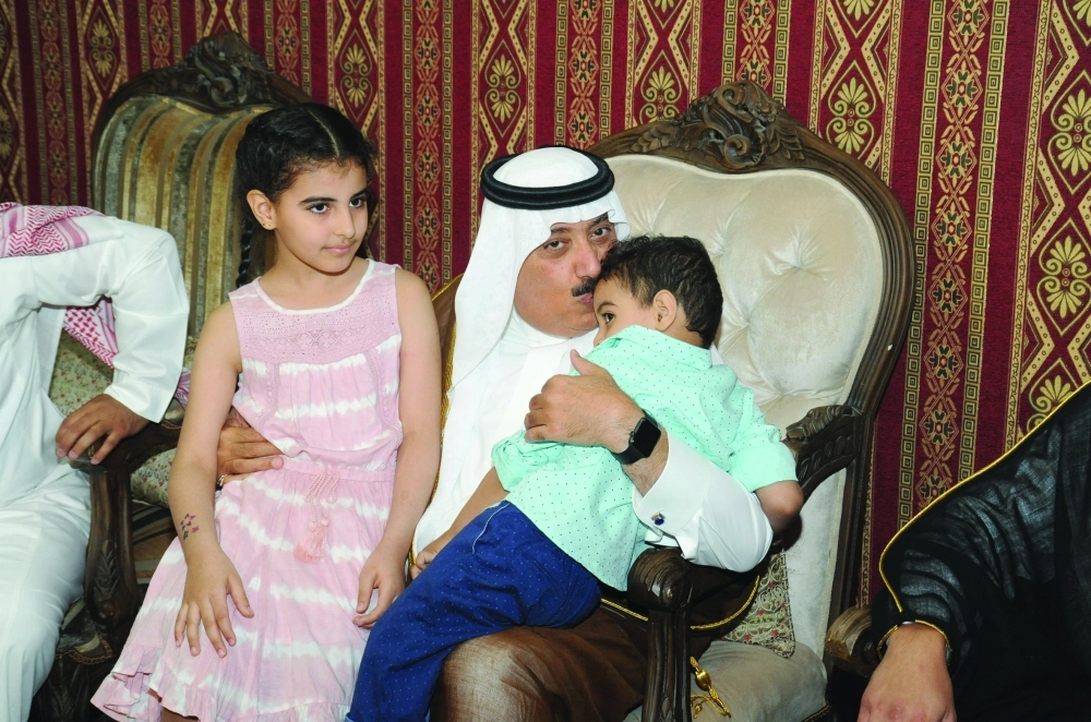 متعب بن عبدالله أثناء زيارته لأسرة الشهيد الهويريني                                                                                                          (واس)