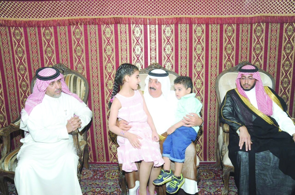 متعب بن عبدالله أثناء زيارته لأسرة الشهيد الهويريني (واس)