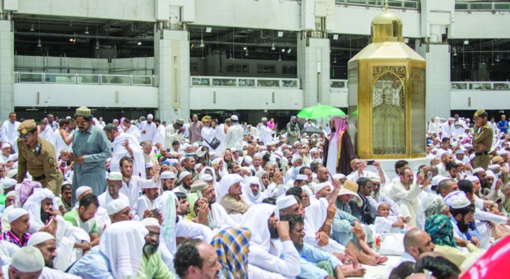 مصلون يستمعون لخطبة الجمعة في الحرم المكي أمس        (واس)