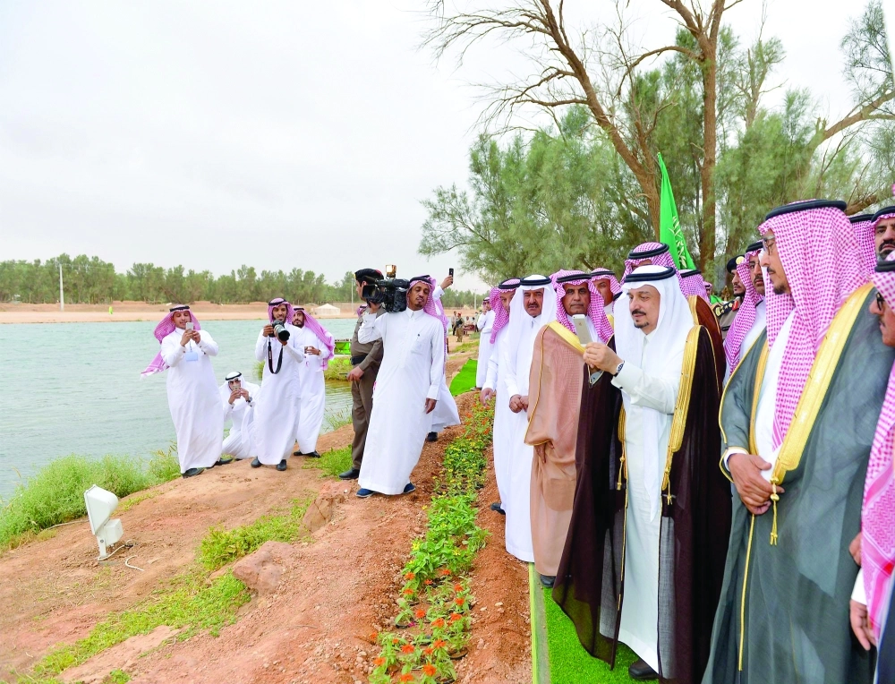 فيصل بن بندر خلال الزيارة ولقاء الأهالي                                                                     (واس)
