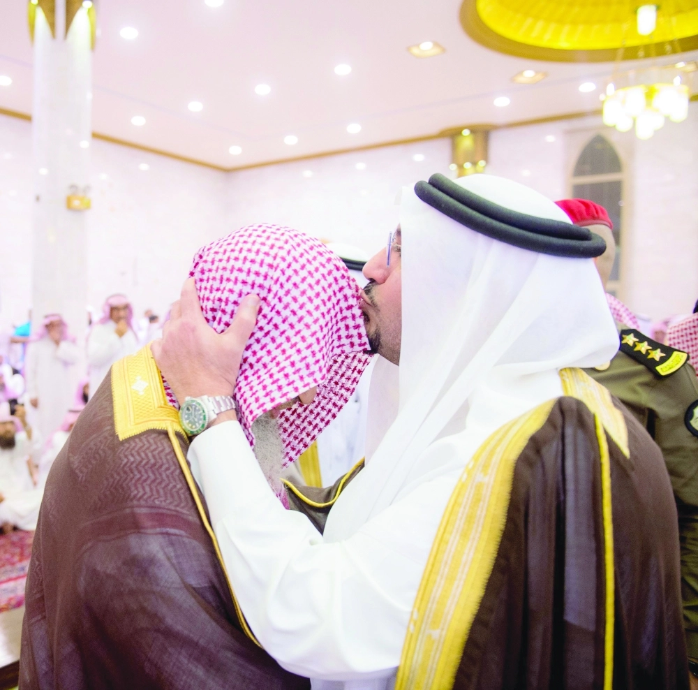 فيصل بن مشعل مقبلا رأس صالح الفوزان                   (واس) 