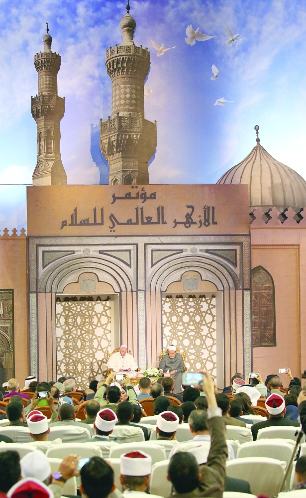 البابا فرنسيس وشيخ الأزهر أحمد الطيب خلال مؤتمر الأزهر الدولي للسلام في القاهرة أمس (رويترز)