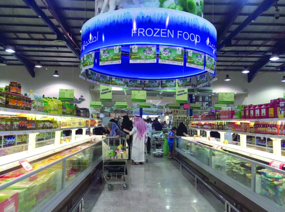 متسوقون داخل أحد الأسواق                                           (مكة)