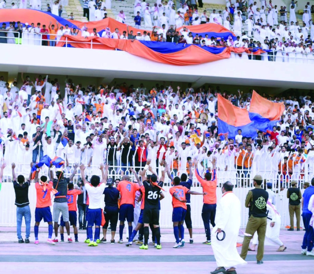 لاعبو الفيحاء يحتفلون مع جماهيرهم بالتأهل أمس                   (إعلامي الفيحاء)