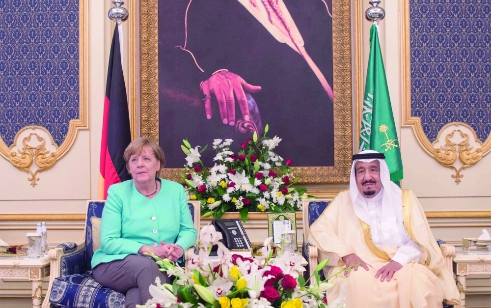 الملك سلمان لدى استقباله ميركل في قصر السلام بجدة (واس) 