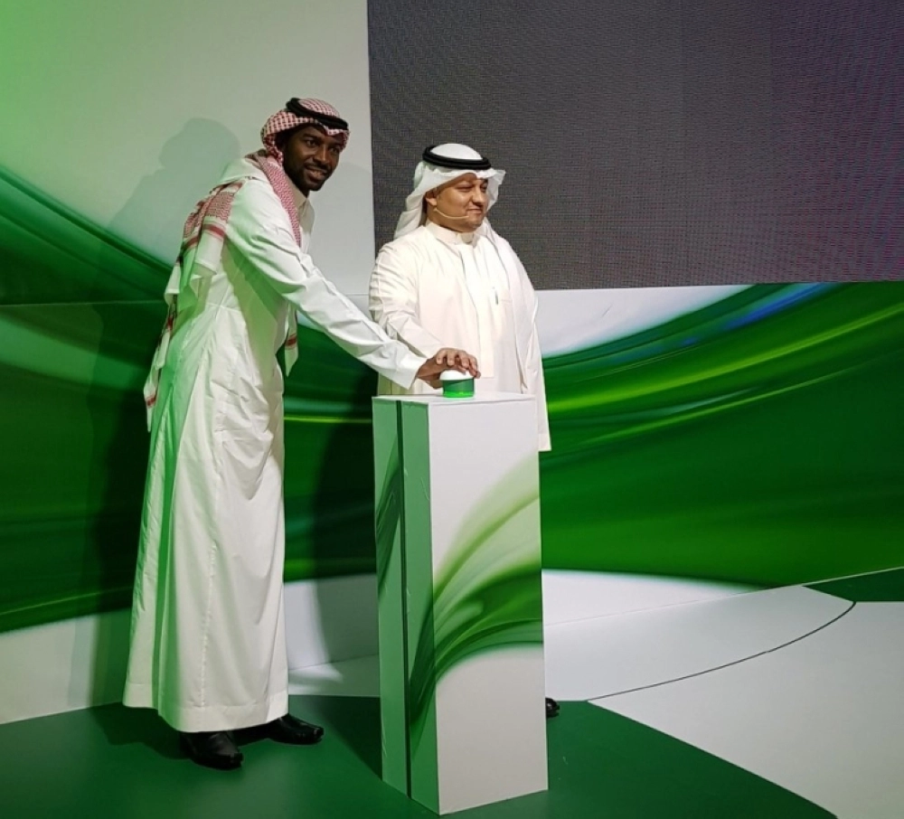 عادل عزت وأسامة هوساوي يكشفان النقاب عن الشعار الجديد (مكة)