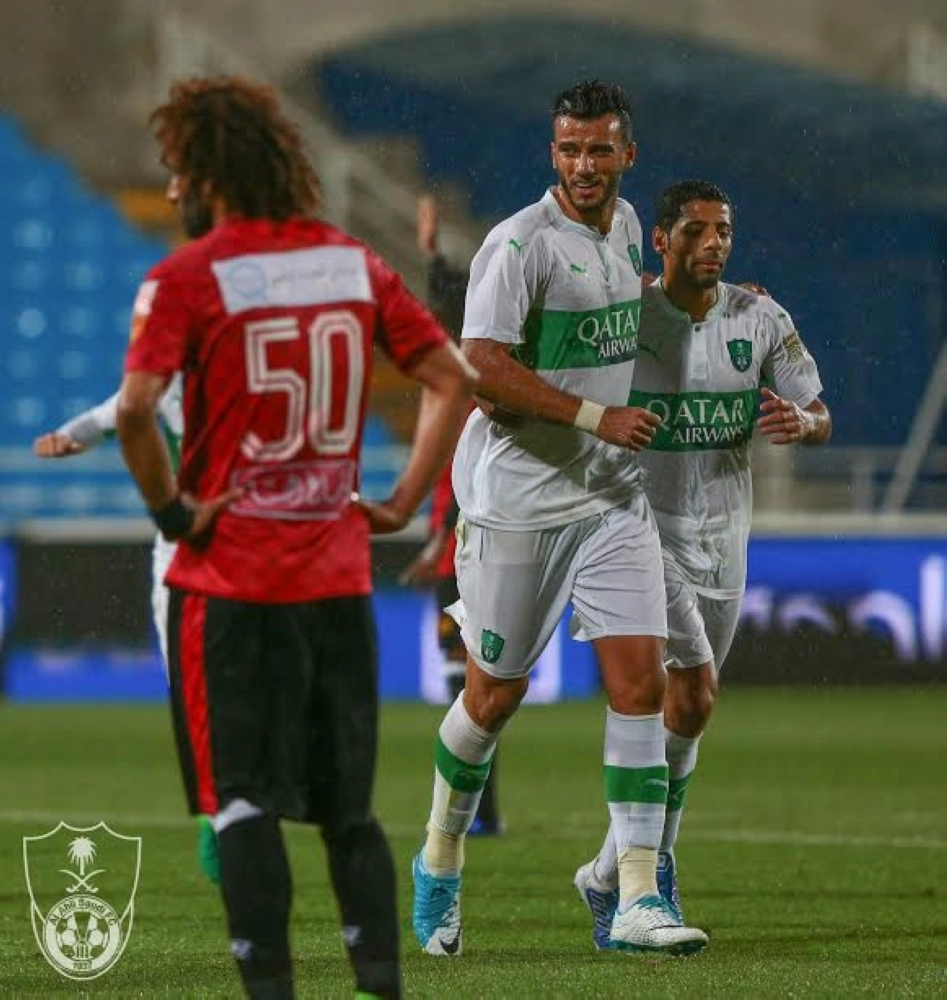 عمر السومة يحتفل مع تيسير الجاسم بالهدف الأول (إعلامي الأهلي)