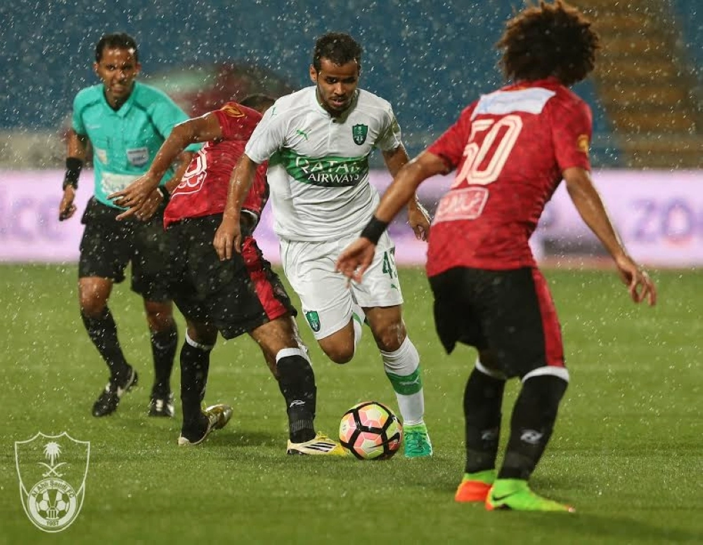 عبدالفتاح عسيري يحاول تجاوز مراد الرشيدي   (إعلامي الأهلي)