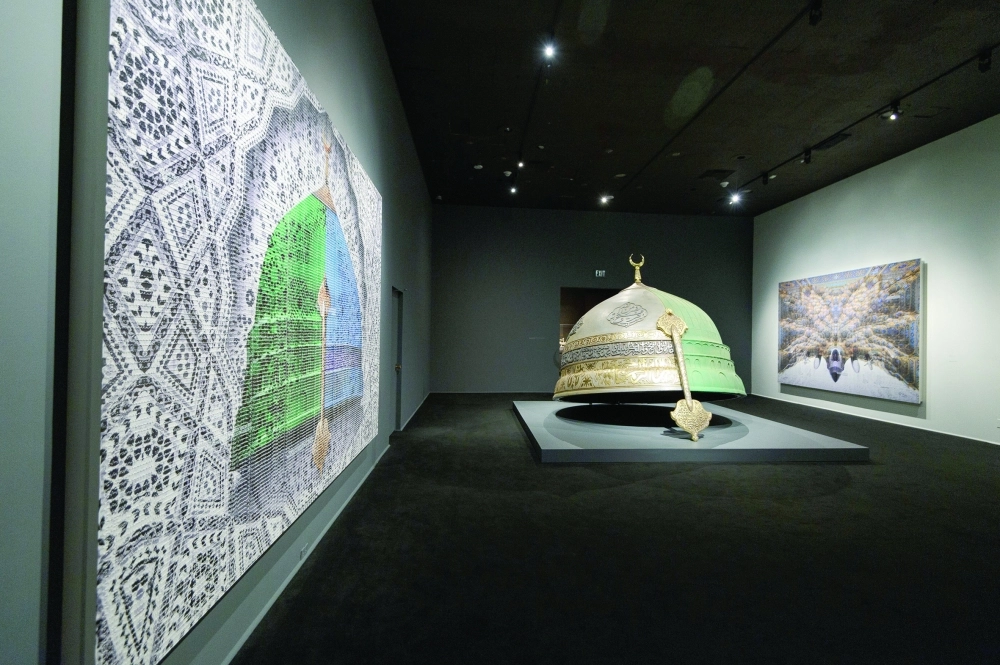 من أعمال عبدالناصر غارم في المعرض (مكة) 