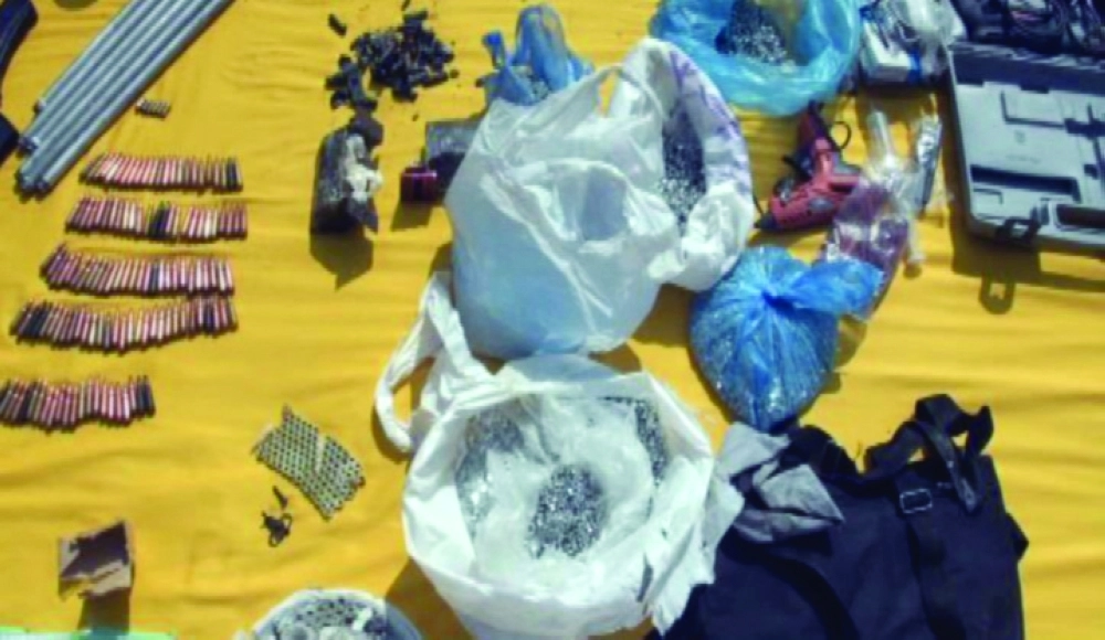 جانب من الأسلحة وأدوات تصنيع الأحزمة والمتفجيرات المضبوطة (واس)