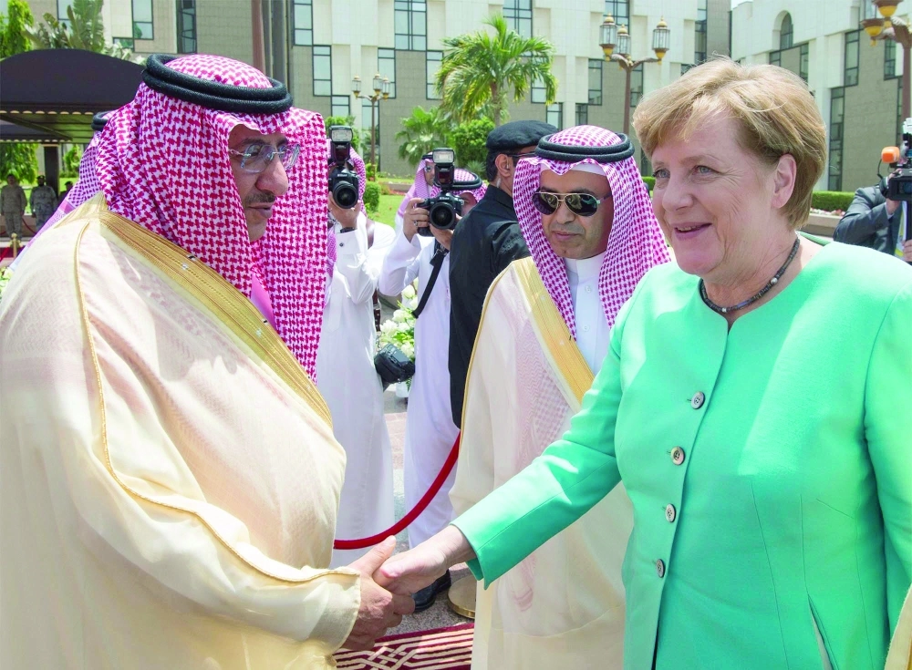 الأمير محمد بن نايف مصافحا ميركل