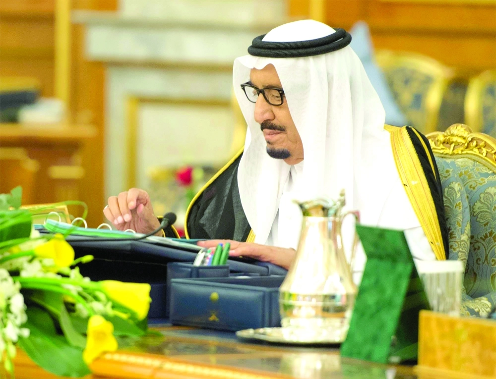 الملك سلمان مترئسا جلسة مجلس الوزراء اليوم بقصر السلام في جدة (واس)