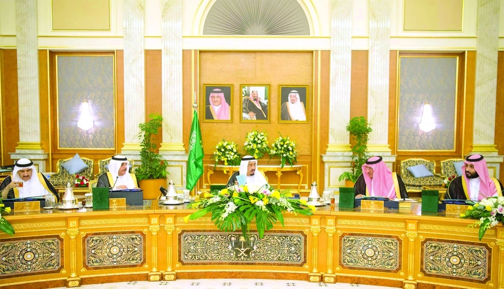 الملك سلمان مترئسا جلسة مجلس الوزراء اليوم بقصر السلام في جدة (واس)