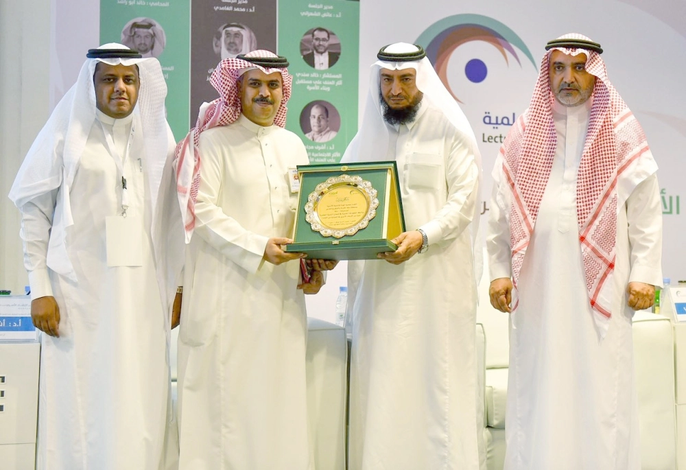 تكريم صحيفة مكة تسلمه المحرر عامر الجفالي                (محمد يحيى) 