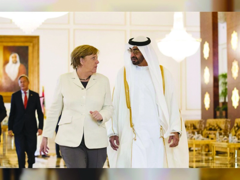 ولي عهد أبوظبي مستقبلا ميركل أمس