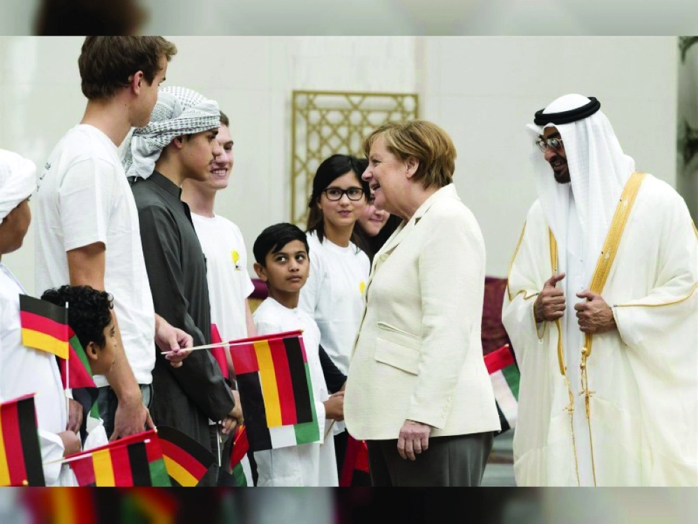 ميركل تتحدث مع عدد من مستقبليها في أبوظبي                                 (وام)