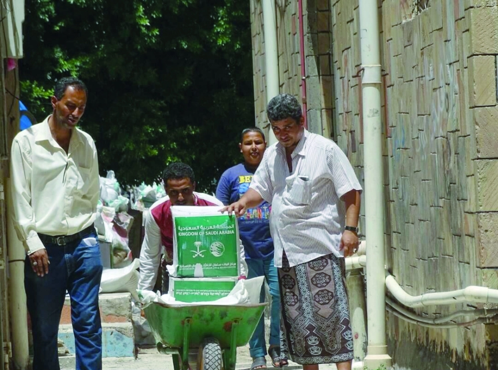 يمنيون في تعز يتسلمون سلالا غذائية من مركز الملك سلمان                                                                                                  (واس) 