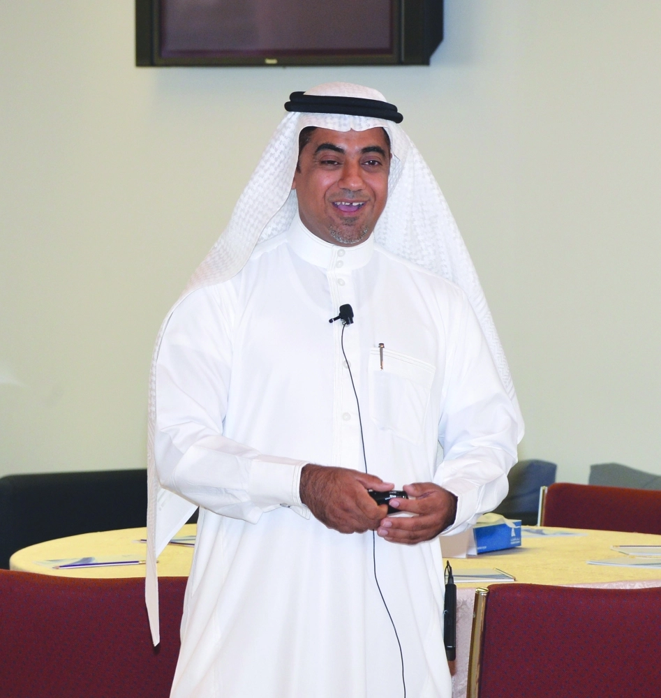 آل سرير يتحدث خلال الورشة (مكة)