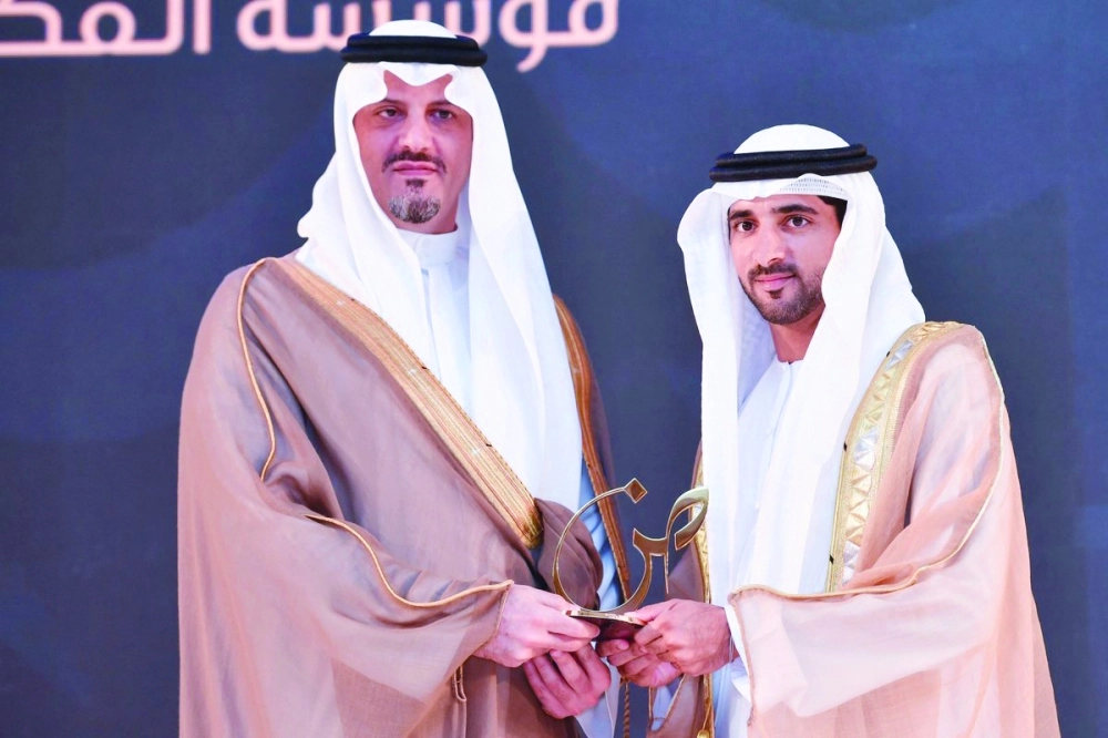 سلطان بن خالد متسلما الجائزة                             (مكة)