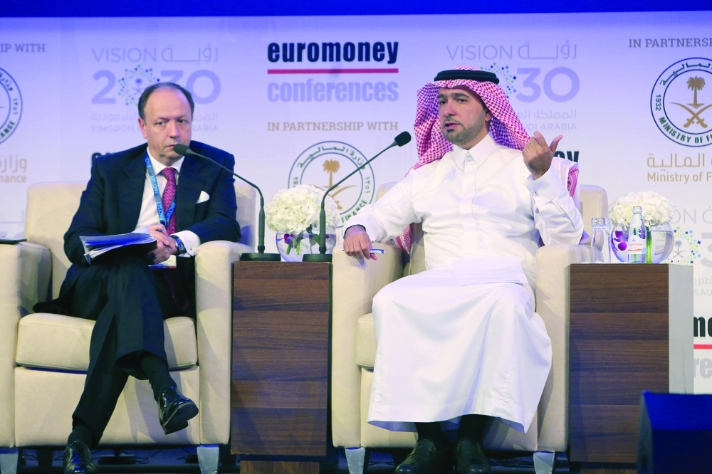 الحقيل على منصة اليوروموني 2017 في الرياض أمس (مكة)