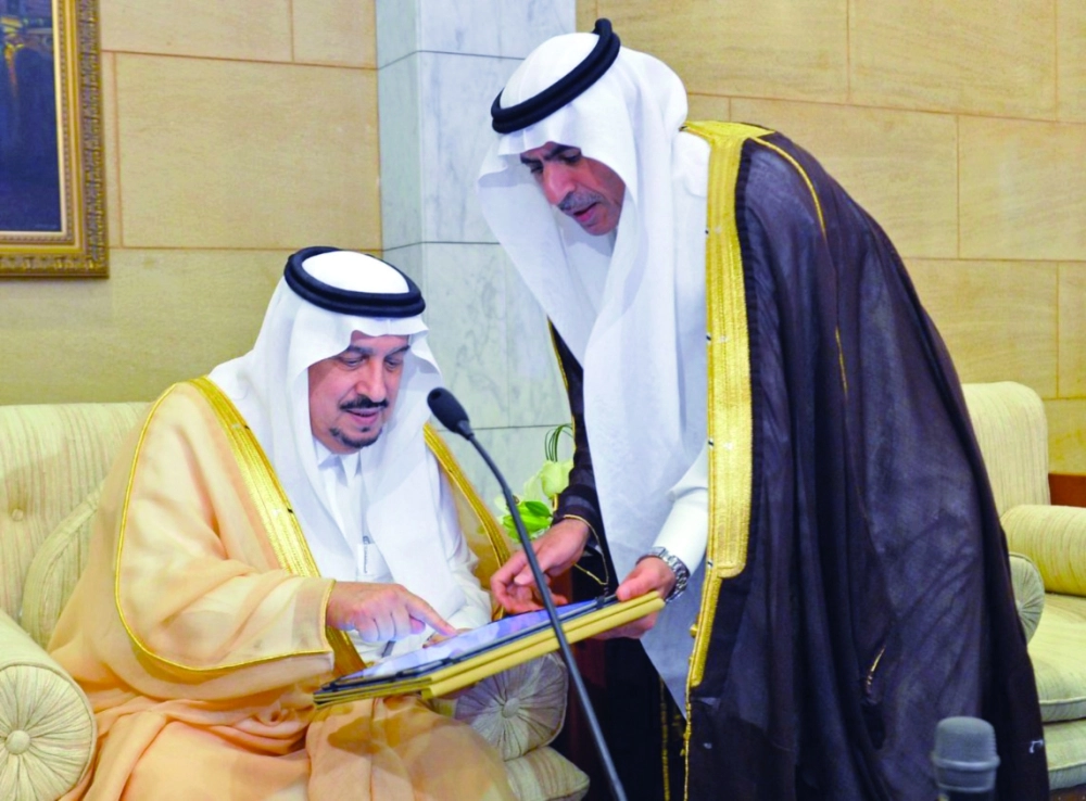 فيصل بن بندر مفتتحا مشروعات الطرق   (واس)