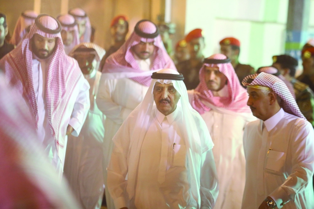 لحظة خروج الأمير أحمد بن عبدالعزيز والأمير محمد بن سلمان من المقبرة (عبدالمحسن دومان)