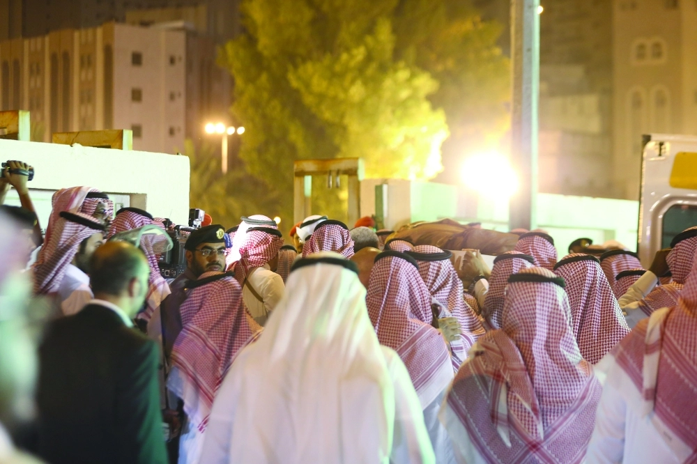 الفقيد محمولا على الأكتاف  (عبدالمحسن دومان)
