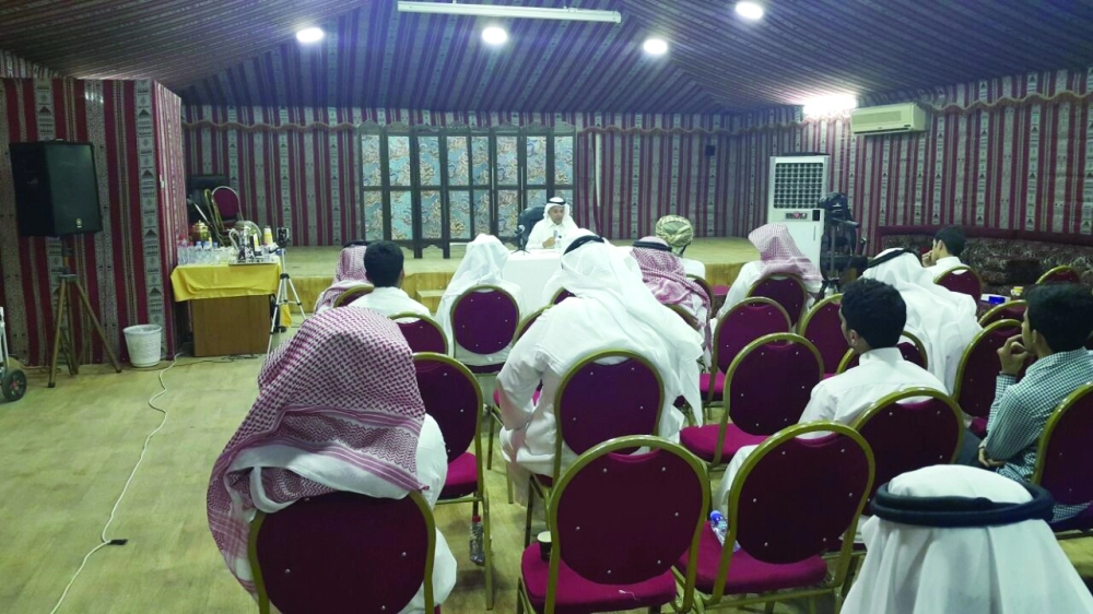 سعد البازعي متحدثا خلال المحاضرة                 (مكة)