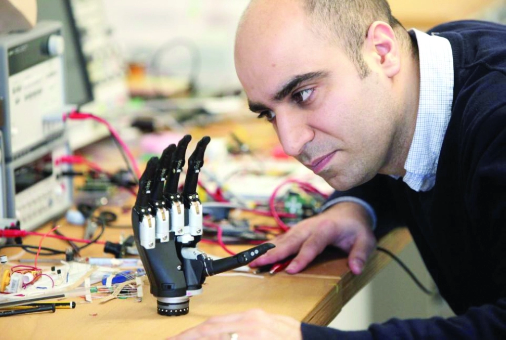 المخترع مع اليد الصناعية                     ( the sun)