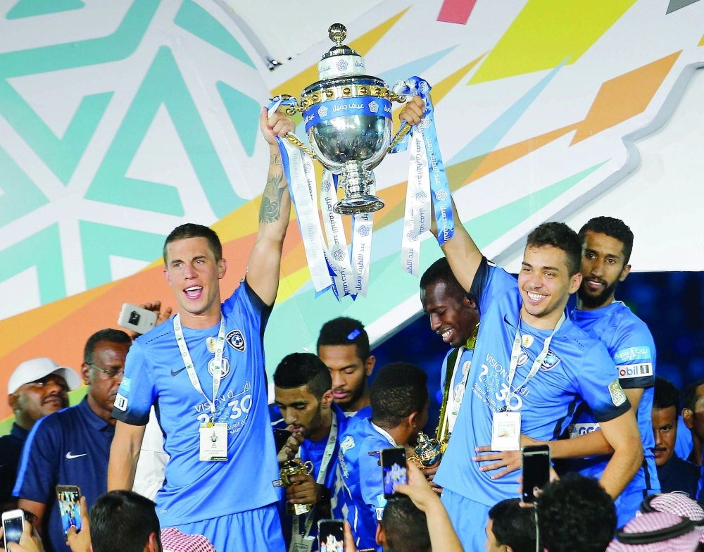 إدواردو وميليسي يرفعان الكأس