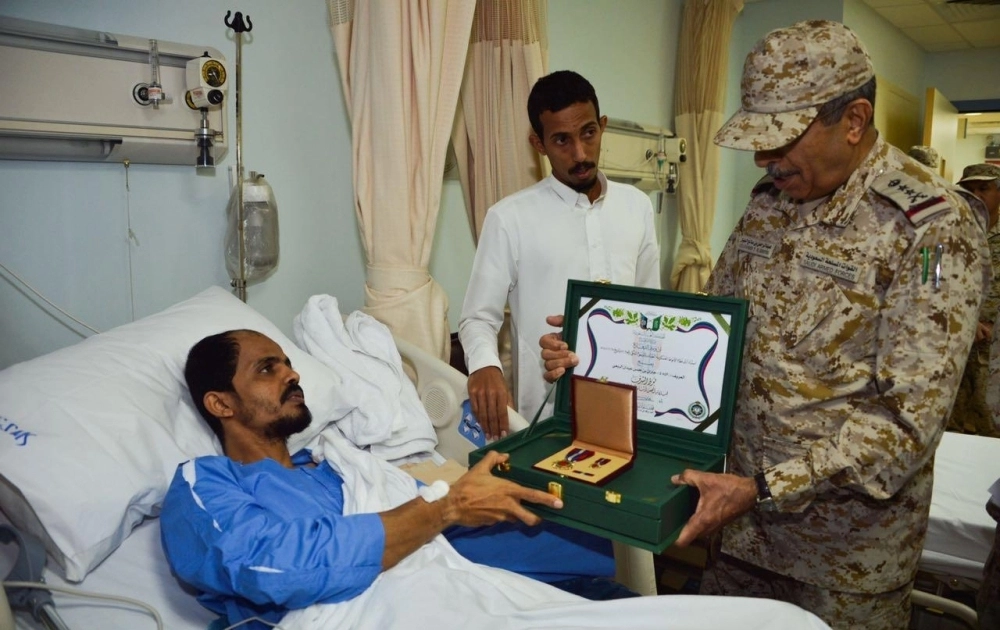 عبدالرحمن البنيان خلال زيارته لمصابي القوات المسلحة (اس) 