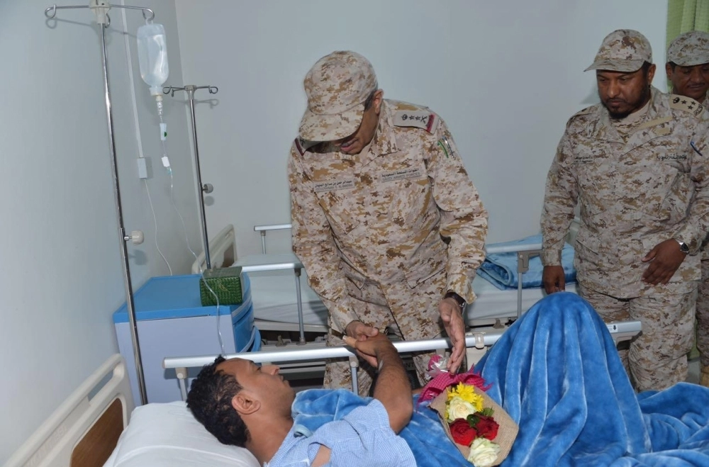 عبدالرحمن البنيان خلال زيارته لمصابي القوات المسلحة (اس)