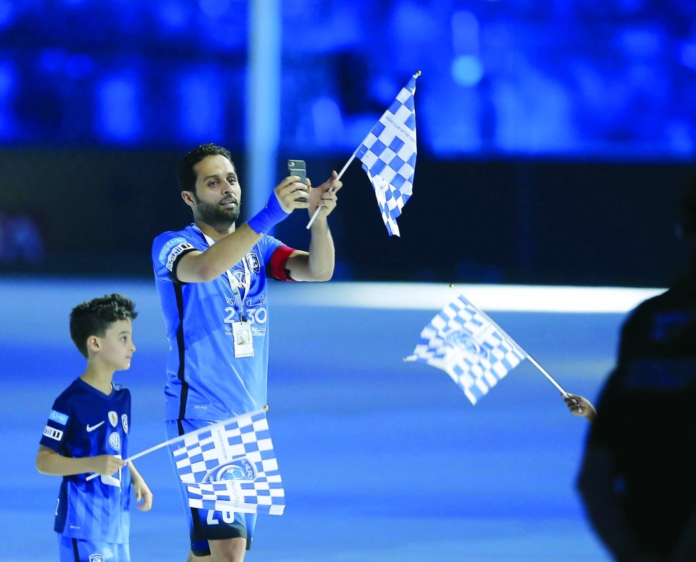 ياسر القحطاني مع ابنه عبدالعزيز