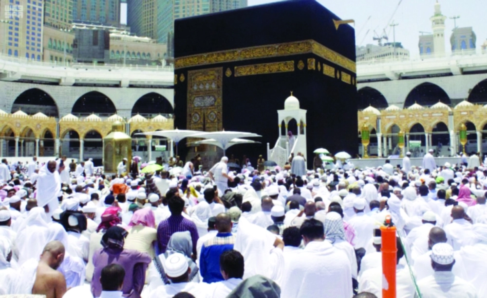 مصلون في الحرم المكي خلال خطبة الجمعة أمس          (واس)